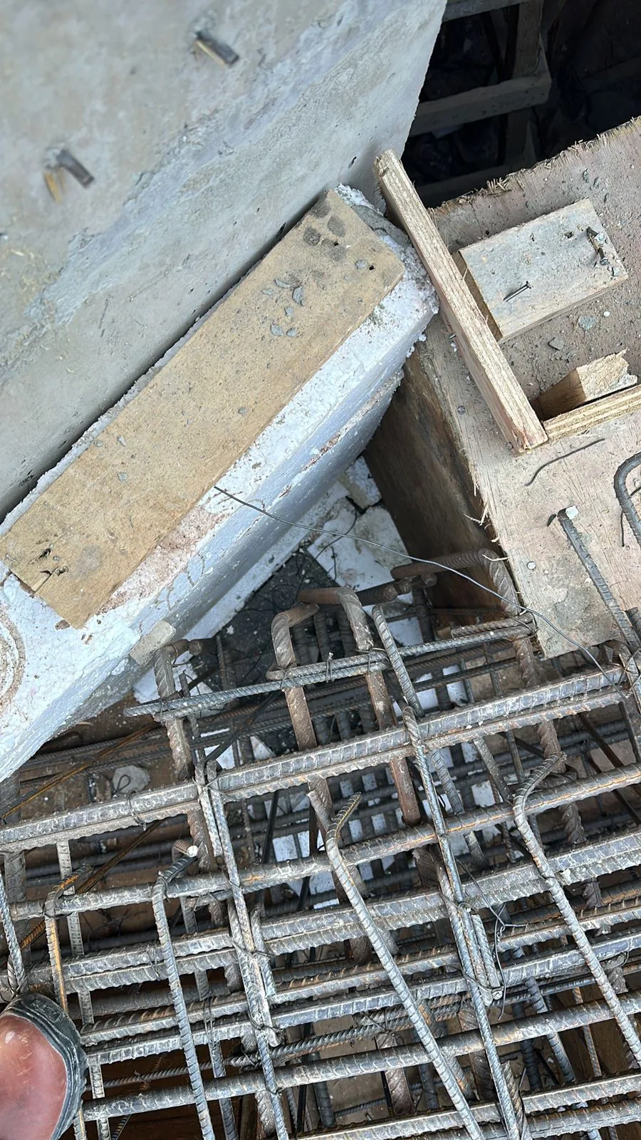 Short corbel with neoprene bearing supporting the ramp at a basement column